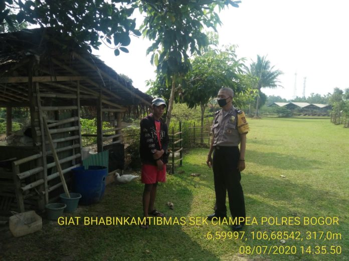 Berikan Imbauan Bahaya Covid-19, Bhabinkamtibmas Polsek Ciampea Sambang Desa Binaan.