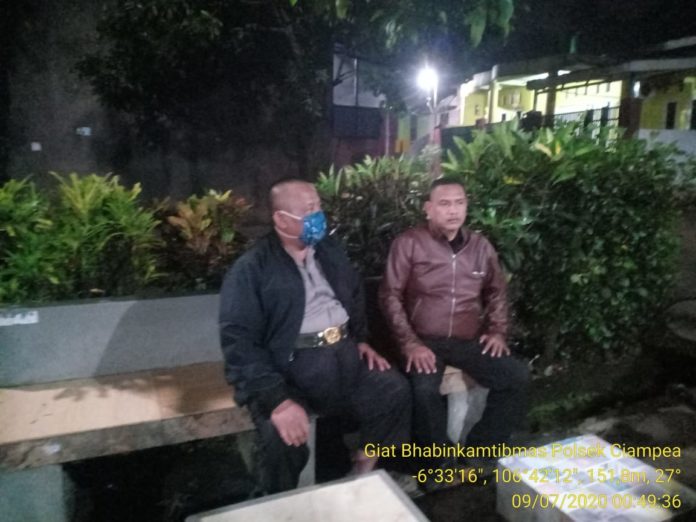 Sambangi Pos Ronda Bhabinkamtibmas Polsek Ciampea Himbau Tingkatkan Giat Siskamling.