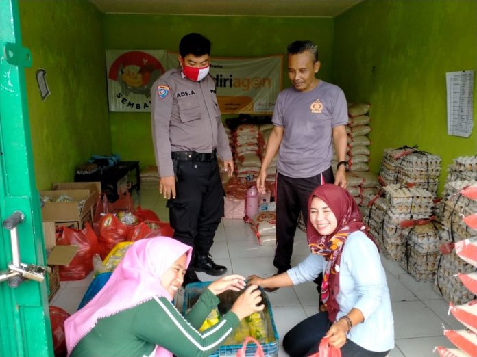 Bhabinkamtibmas Polsek Ciampea Bersama Babinsa Pengamanan Dan Monitoring Penyaluran BPNT Desa Gunung Mulya.