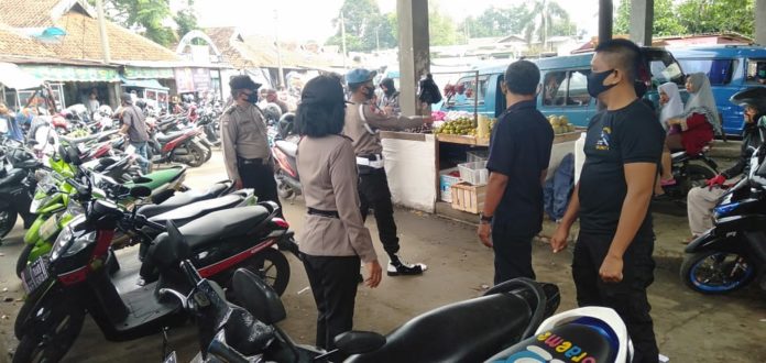 Kapolsek Ciampea Berikan Himbauan Pendisiplinan Patuhi Protokol kesehatan Di Pasar Ciampea.
