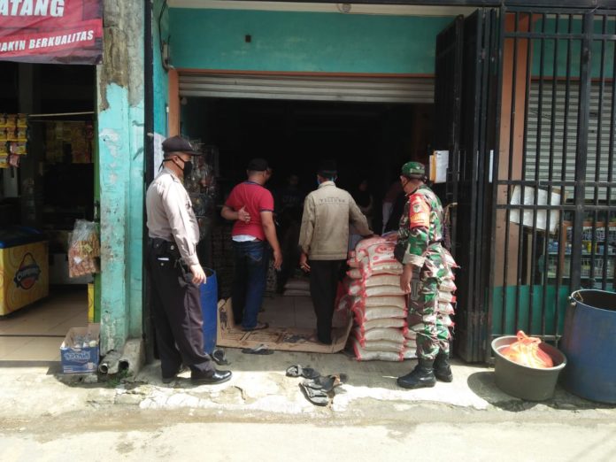 Bhabinkamtibmas Polsek Ciampea Bersama Babinsa Kawal Penyaluran Bantuan pangan Non Tunai (BPNT) Desa Tapos I.