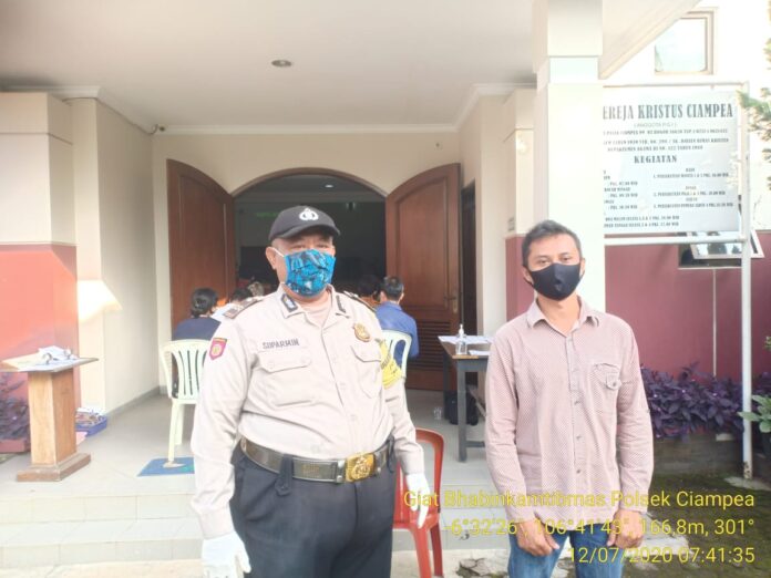 Amankan Ibadah Rutin di Gereja, Bhabinkamtibmas Polsek Ciampea Beri Rasa Aman Dan Sampaikan Pesan Kamtibmas.