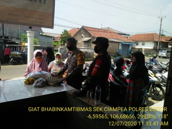 Bhabinkamtibmas Polsek CIampea Hadir Dalam Pengawasan dan Penyaluran BPNT.