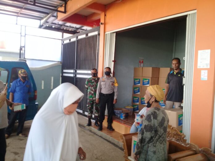 Bhabinkamtibmas Polsek Ciampea dan Babinsa Kawal Pendisitribusian Bantuan dari Pemprov Jabar.