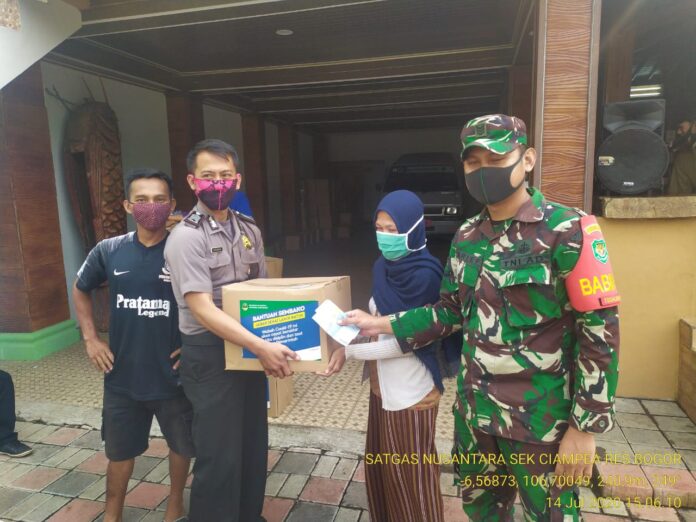 Pelaksanakan Kegiatan Pendistribusian Banprov Dihadiri Bhabinkamtibmas Polsek Ciampea Dan Babinsa.