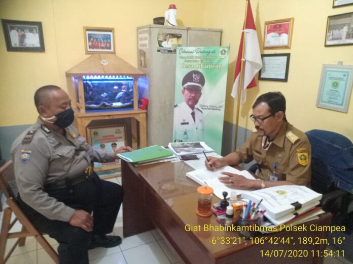 Sambang Bhabinkamtibmas Polsek Ciampea Imbau Warga Tentang Pencegahan Covid-19.