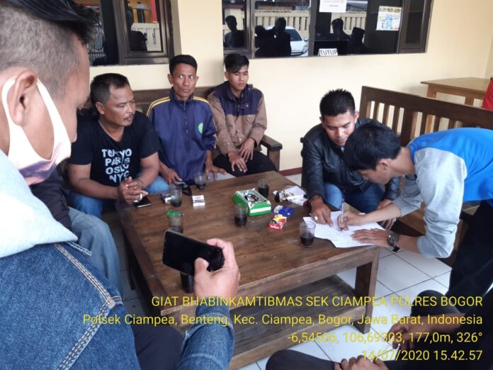 Bhabinkamtibmas Lakukan Giat Problem Solving untuk Cipkon Kamtibmas di Tengah Masyarakat.
