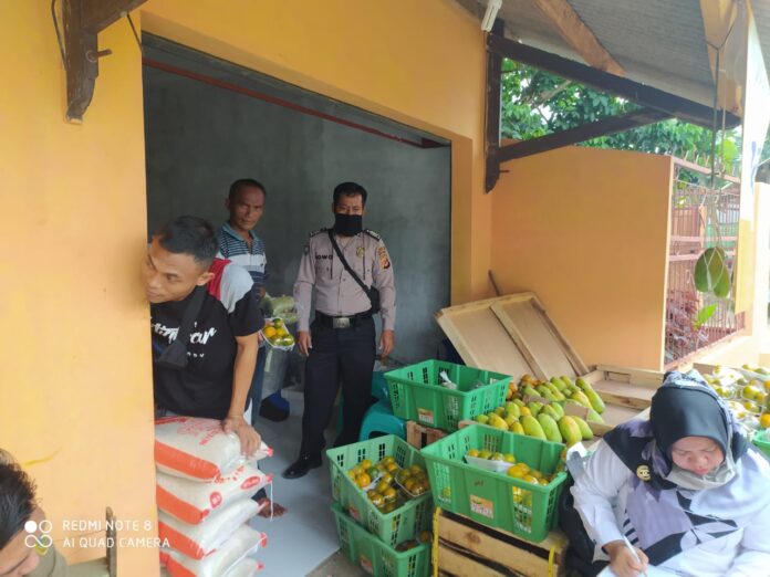 Bhabinkamtibmas Polsek Ciampea Bersama Babinsa Melakukan Pengamanan Bantuan Pangan Non Tunai (BPNT).