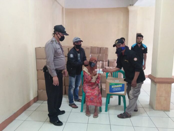 Pendistribusian Banprov untuk Warga Terdampak COVID-19 Di Kawal Bhabinkamtibmas Polsek Ciampea.