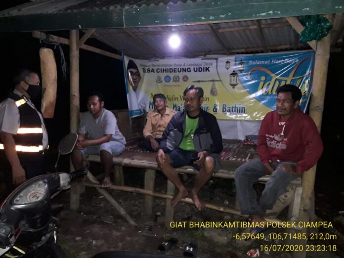 Bhabinkamtibmas Polsek Ciampea melaksanakan Sambang ke Pos Siskamling.