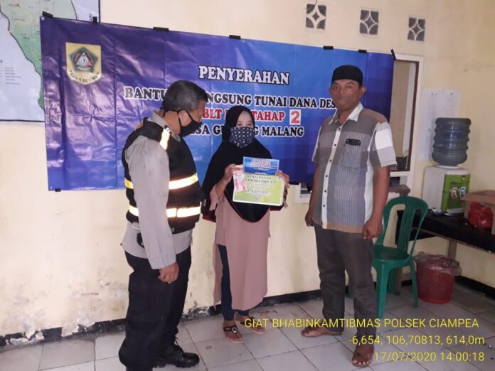 Bhabinkamtibmas Polsek Ciampea Hadir dalam Penyaluran BLT Dana Desa.