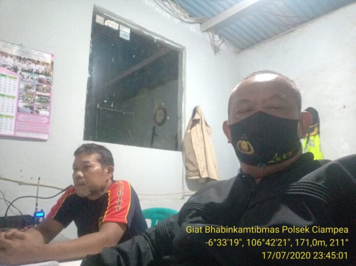 Di Malam Hari Bhabinkamtibmas Polsek Ciampea Sambang Poskamling.