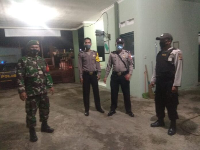 Patroli Gabungan Polsek Ciampea Dan Koramil 2114 Ciampea Lakukan Sosialisasi Physical Distancing Kepada Warga.