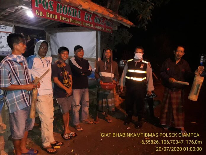 Sarana Silaturahmi Kamtibmas, Bhabinkamtibmas Polsek Ciampea Sambangi Poskamling.