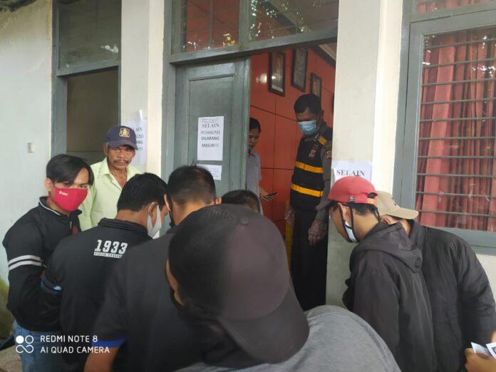 Tingkatkan Patroli di Pusat Keramaian, Personel Polsek Ciampea Lakukan Sosialisasi.