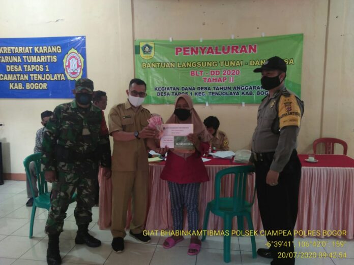 Bhabinkamtibmas Polsek Ciampea Bersama Babinsa Monitoring Penyaluran BLT Di Desa Tapos I.