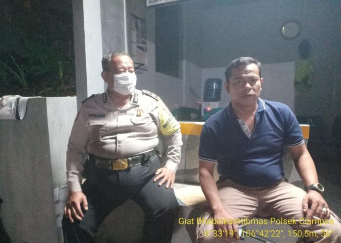 Sambangi Pos Kamling, Bhabinkamtibmas Polsek Ciampea titipkan pesan kamtibmas.