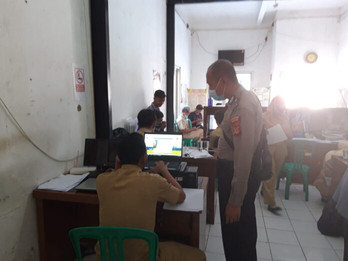 Sambang Kunjung Ke Kantor Desa, Bhabinkamtibmas Polsek Ciampea Silaturahmi Dengan Aparat Desa.