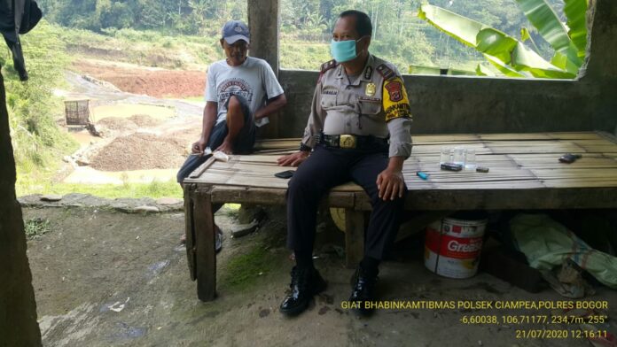 Bhabinkamtibmas Polsek Ciampea Jalin Silaturahmi Dengan Tokoh Desa.