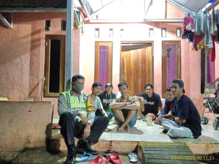 Bhabinkamtibmas Polsek Ciampea Sambang Poskamling dan Berikan Motivasi.