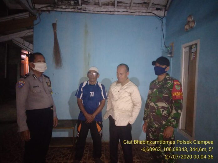 Silaturahmi Kamtibmas, Bhabinkamtibmas Polsek Ciampea Bersama Babinsa Sambangi Poskamling.