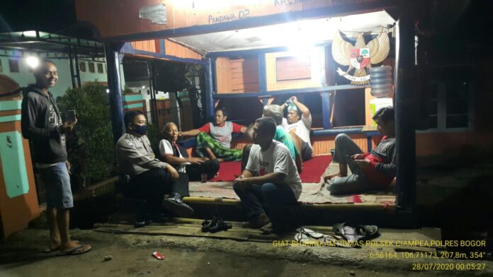 Kunjungi Pos Kamling Desa, Ini Yang Di Sampaikan Bhabinkamtibmas Polsek Ciampea.
