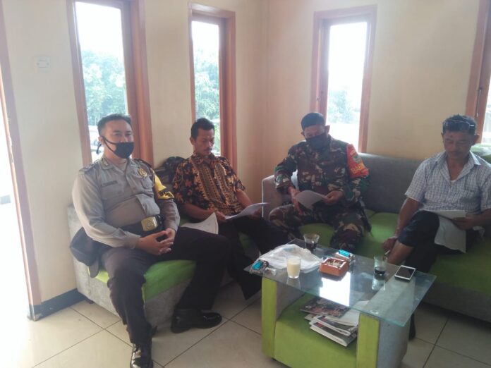 Sambang Perangkat Desa, Bhabinkamtibmas Polsek Ciampea Bersama Babinsa Sampaikan Pesan Kamtibmas.