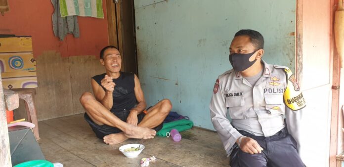 Bhabinkamtibmas Polsek Ciampea Sampaikan Pesan Kamtibmas Saat Silaturahmi Dengan Warga.