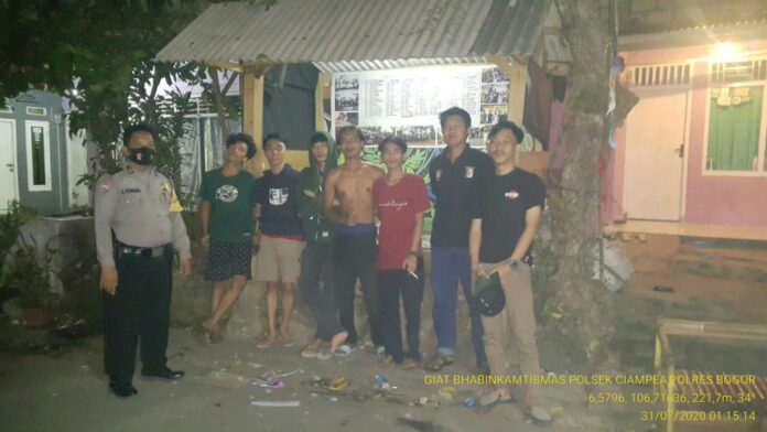 Sambang di Pos Ronda Bhabinkamtibmas Polsek Ciampea Himbau WQarga Tingkatkan Giat Siskamling.