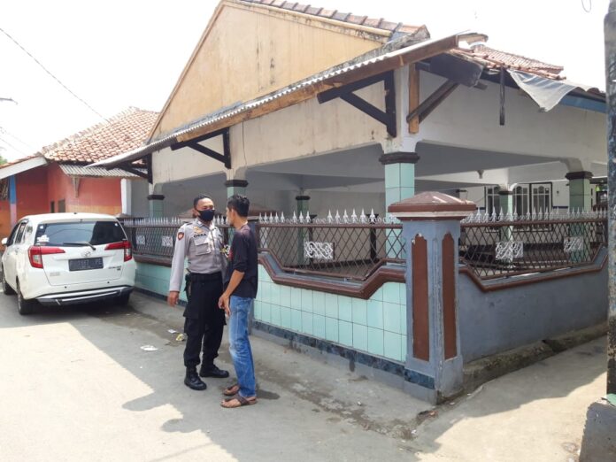 Jalin Silaturahmi, Bhabinkamtibmas Polsek Ciampea Sambangi Warga Desa Binaanya.