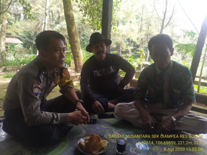 Akhir Pekan Silaturahmi Dengan Warga, Bhabinkamtibmas Polsek Ciampea Sampaikan Sejumlah Himbauan.