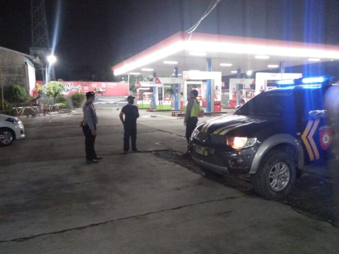 KONTROL OBJEK VITAL, PERSONIL PATROLI MALAM POLSEK CIAMPEA DIALOGIS DENGAN SATPAM.