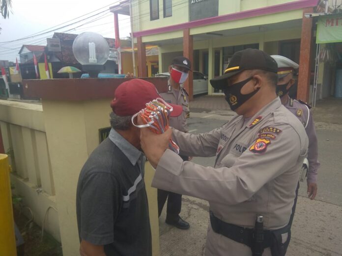 Putus Mata Rantai Covid-19 Polsek Ciampea Terus Bagi-Bagi Masker.