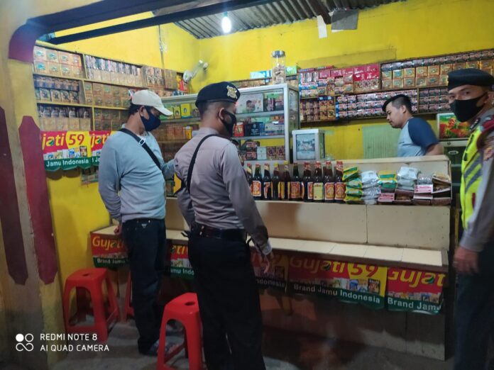 Anggota Piket Polsek Ciampea Melaksanakan Giat KRYD Dengan Sasaran Penjual Miras.