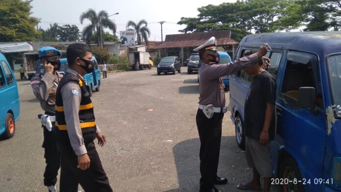 Polsek Ciampea Memberikan Himbauan Protokol Kesehatan Di Pasar Ciampea.