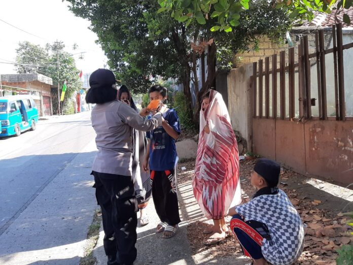 Kapolsek Ciampea Himbau Tentang Protokol Kesehatan Kepada Staf Desa Dan Warga Masyarakat.