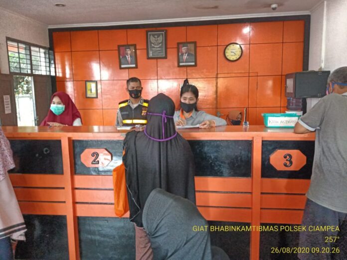 Bhabinkamtibmas Polsek Ciampea Bersama Babinsa Berikan Pengamanan Pembagian Bantuan Sosial Tunai di Kantor Pos.