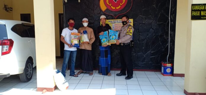 Bantu Warga Terdampak Covid-19, Polsek Ciampea Distribusikan Beras Bantuan Sosial Dari Polres Bogor.