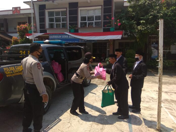 Kapolsek Ciampea Salurkan Beras Bansos Polres Bogor Kepada Ketua MUI Tingkat Desa.