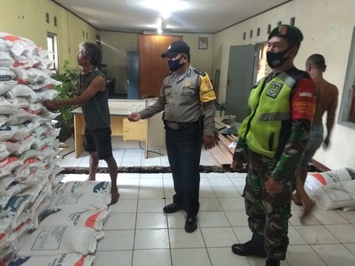 Bhabinkamtibmas Polsek Ciampea Kawal Distribusi Bansos Bupati Bogor.