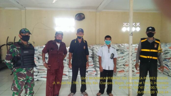 Bhabinkamtibmas Polsek Ciampea Kawal Penyaluran Bansos Dari Bupati Bogor.
