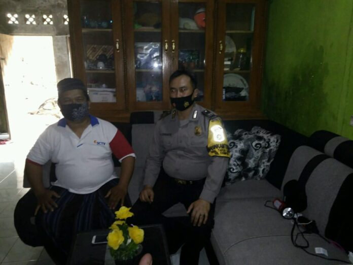 Polsek Ciampea Melalui Bhabinkamtibmas Melakukan Sambang Door To Door Ke Warga.