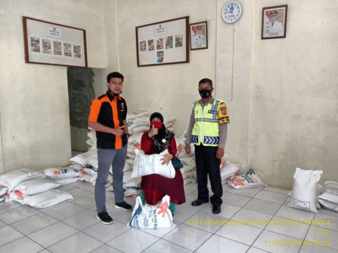 Bhabinkamtibmas Polsek Ciampea Monitoring Bansos Bupati Dampak Covid 19.