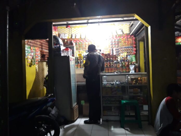 Anggota Piket Polsek Ciampea Melaksanakan Giat KRYD Dengan Sasaran Penjual Miras.