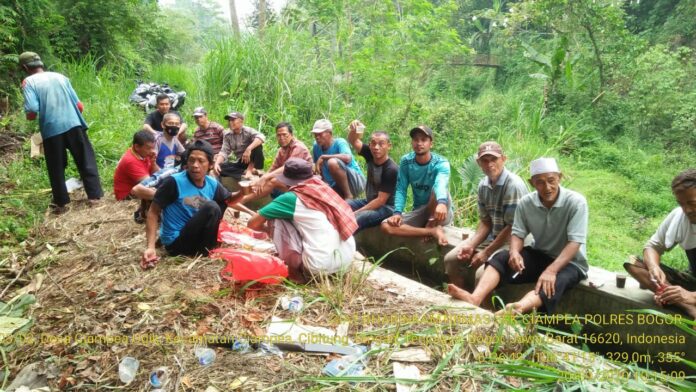 BHABINKAMTIBMAS POLSEK CIAMPEA KERJA BAKTI BERSAMA WARGA BERSIHKAN BENDUNGAN DAN SALURAN IRIGASI.