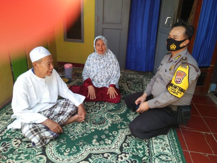 Dengan Cara Sambang Dialogis Bhabinkamtibmas Polsek Ciampea Cegah Covid-19.