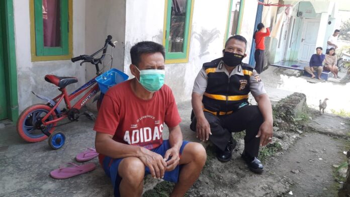 Sambang Warga, Bhabinkamtibmas Polsek Ciampea Sosialisasikan Protokol Kesehatan Dengan 3M.