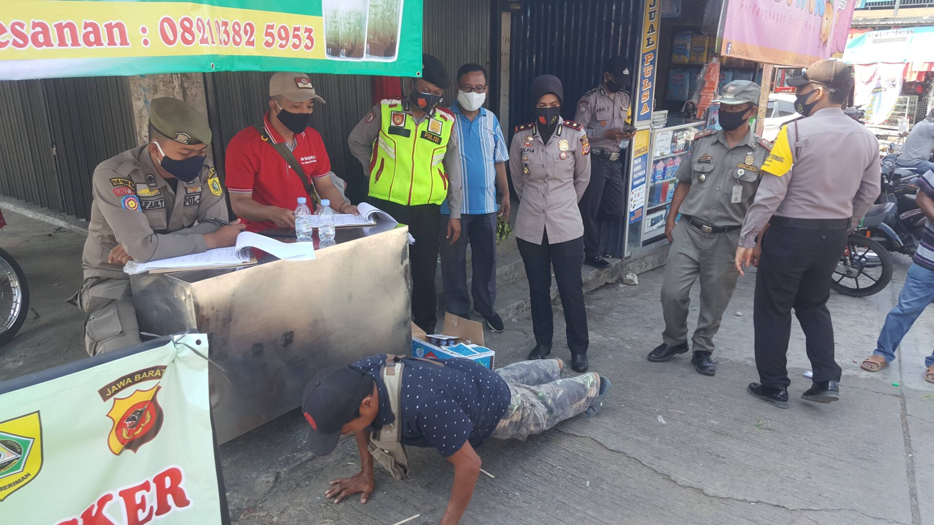 Kapolsek Babakan Madang Pimpin Operasi Yustisi Di Pasar Tradisional Babakan Madang 